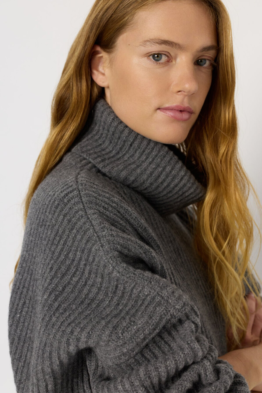 maglione a collo alto in lana a coste