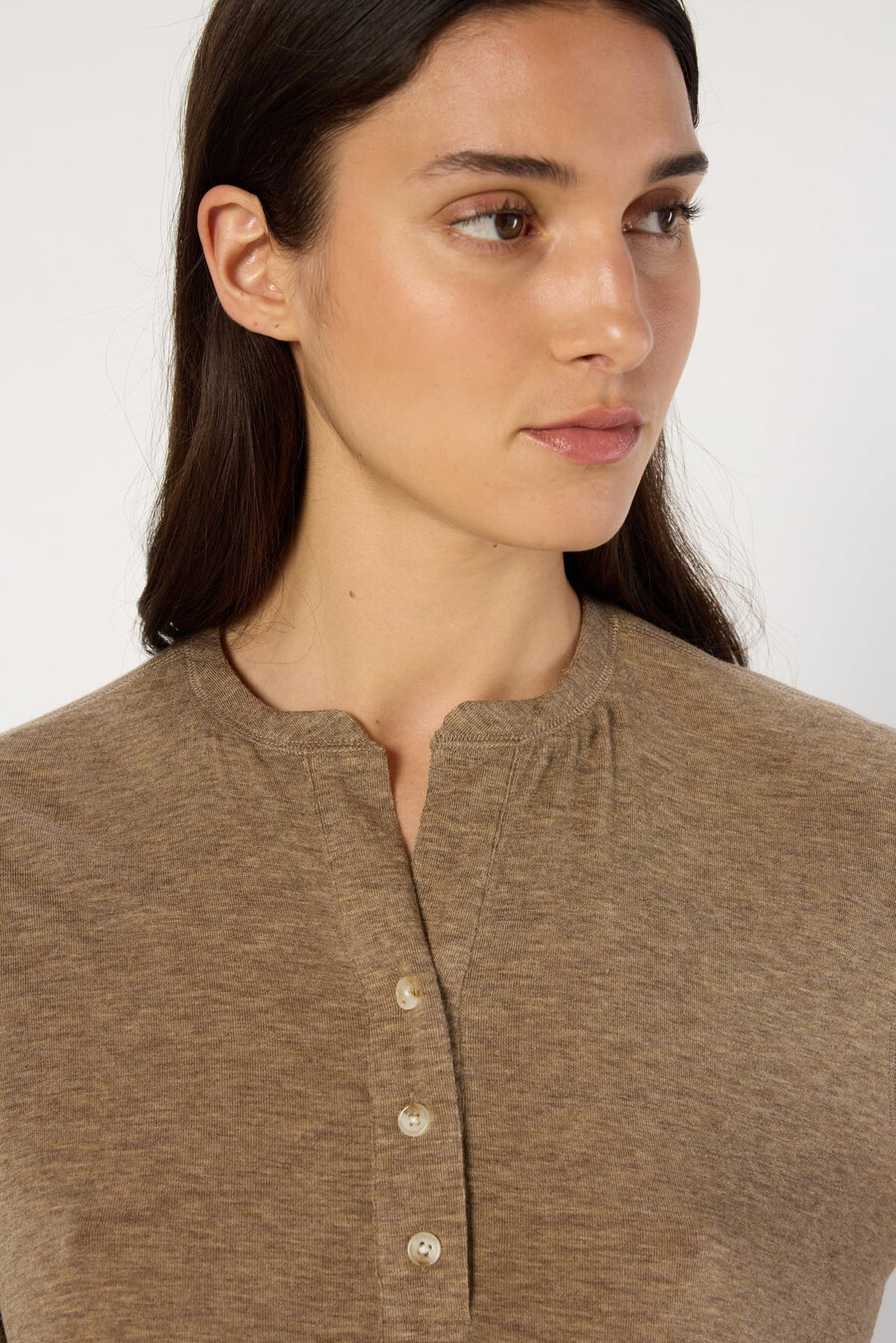 t-shirt slub con collo tunisino - hugue